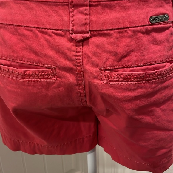 BKE Mollie Shorts in a coral pink. Great side pocket trim! 8” rise. 4” inseam. - Picture 3 of 6